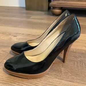 Splash Fashion Footwear faux black patent, with wood like platform Heels, 8
